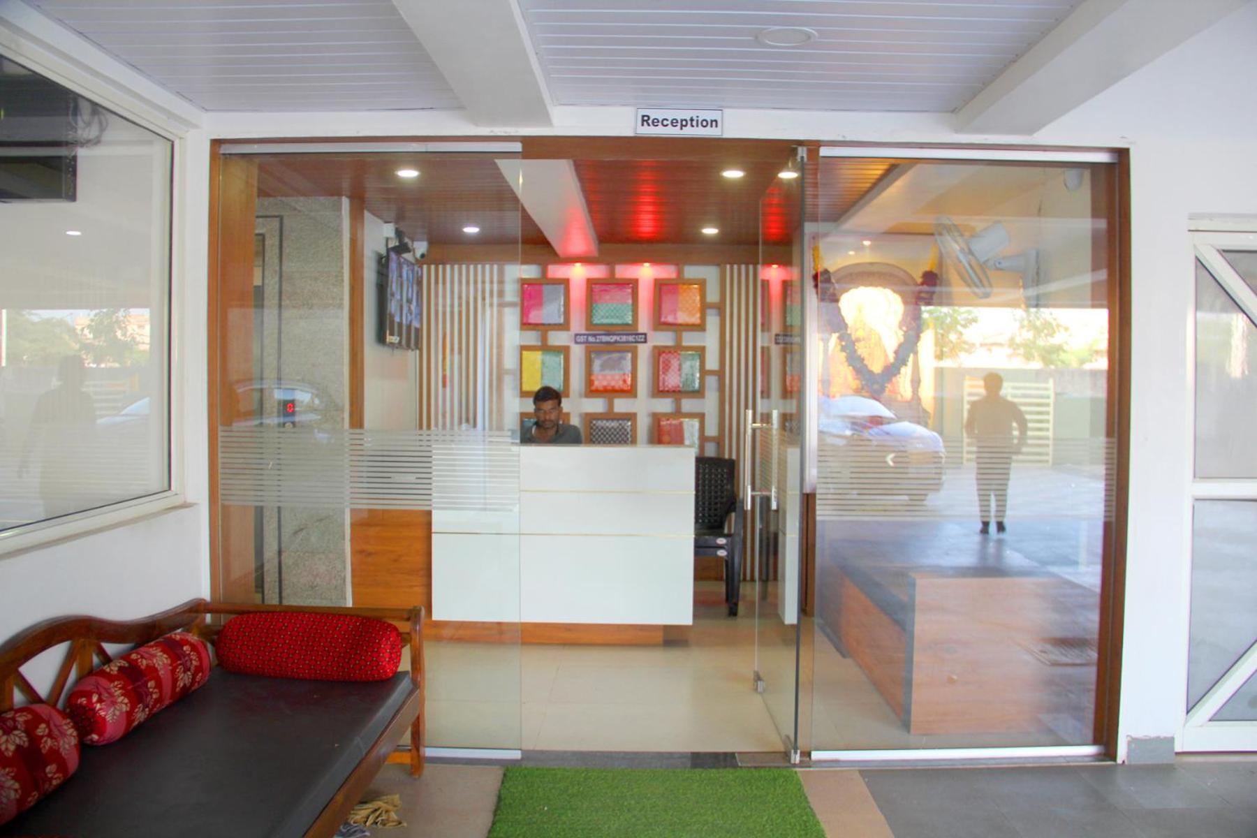 Hotel Ambai Executive Tuljapur Екстер'єр фото